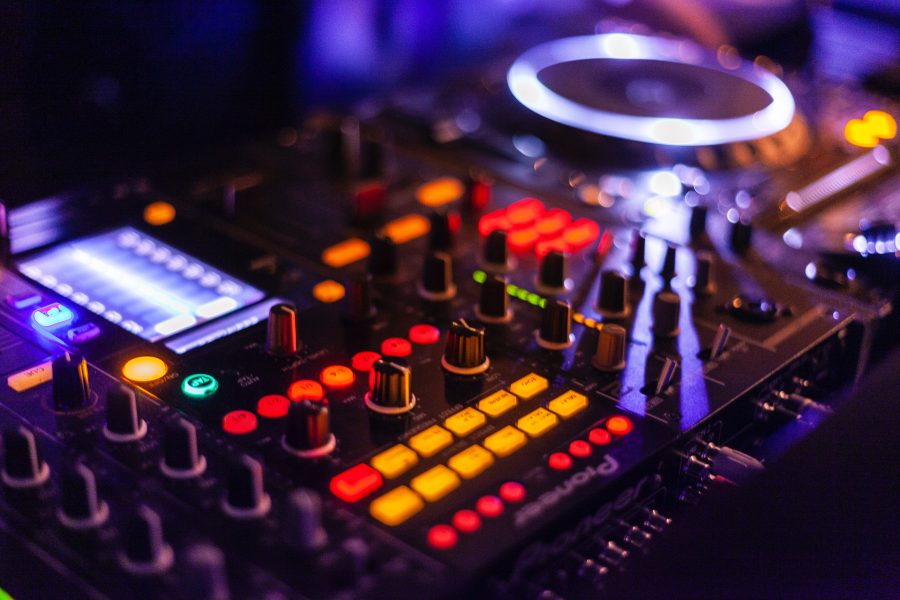 Welke materialen gebruikt een DJ?